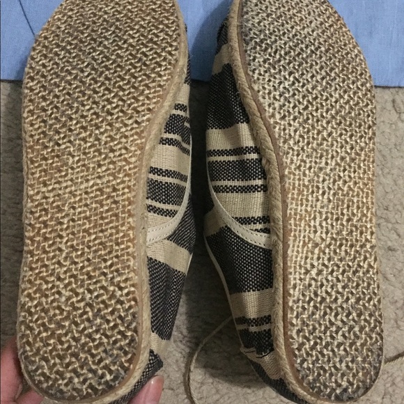 🔻Cute pair of laced women’s Toms - Picture 5 of 7